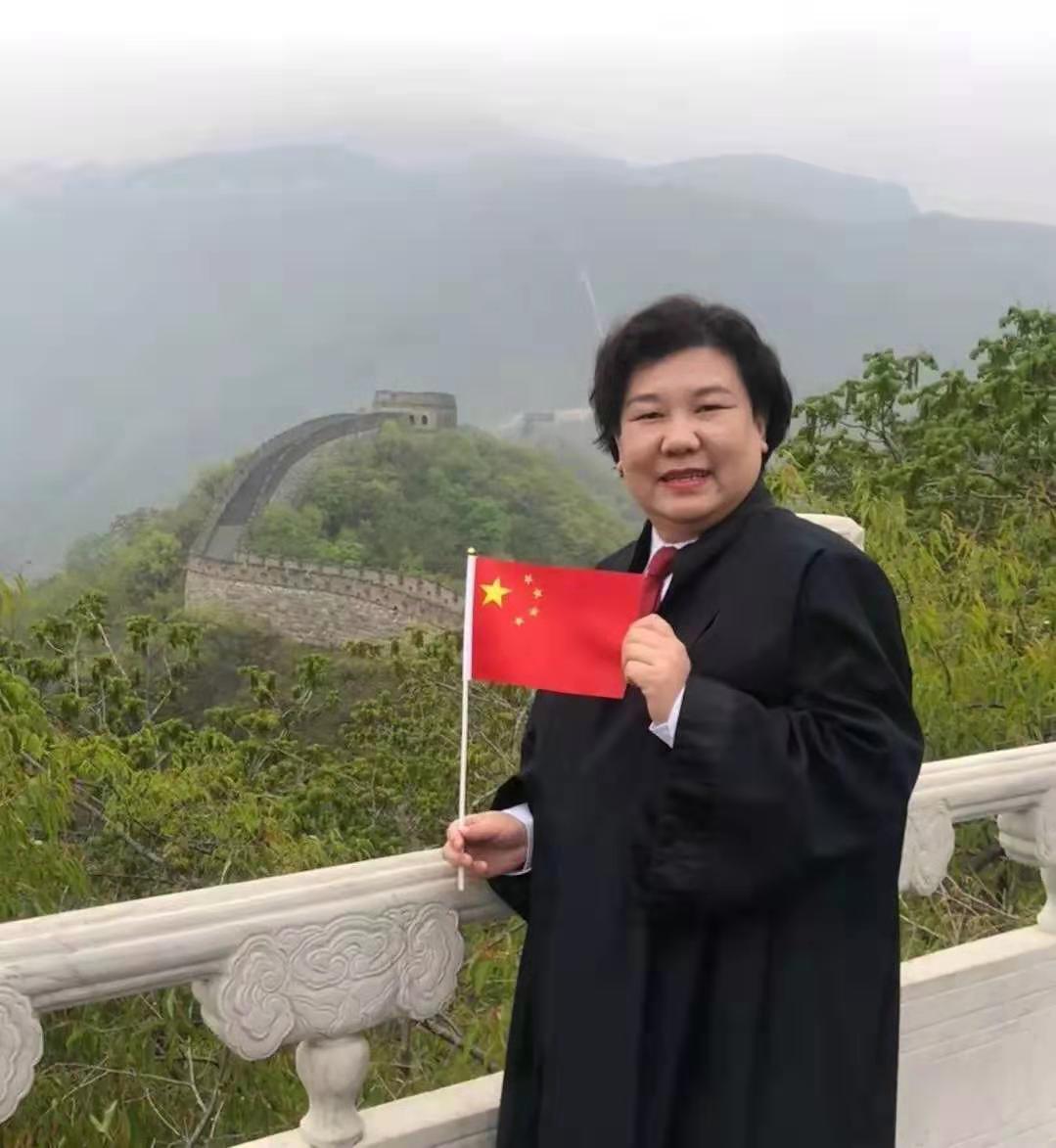 新中国成立七十周年系列活动之一：我和国旗同框