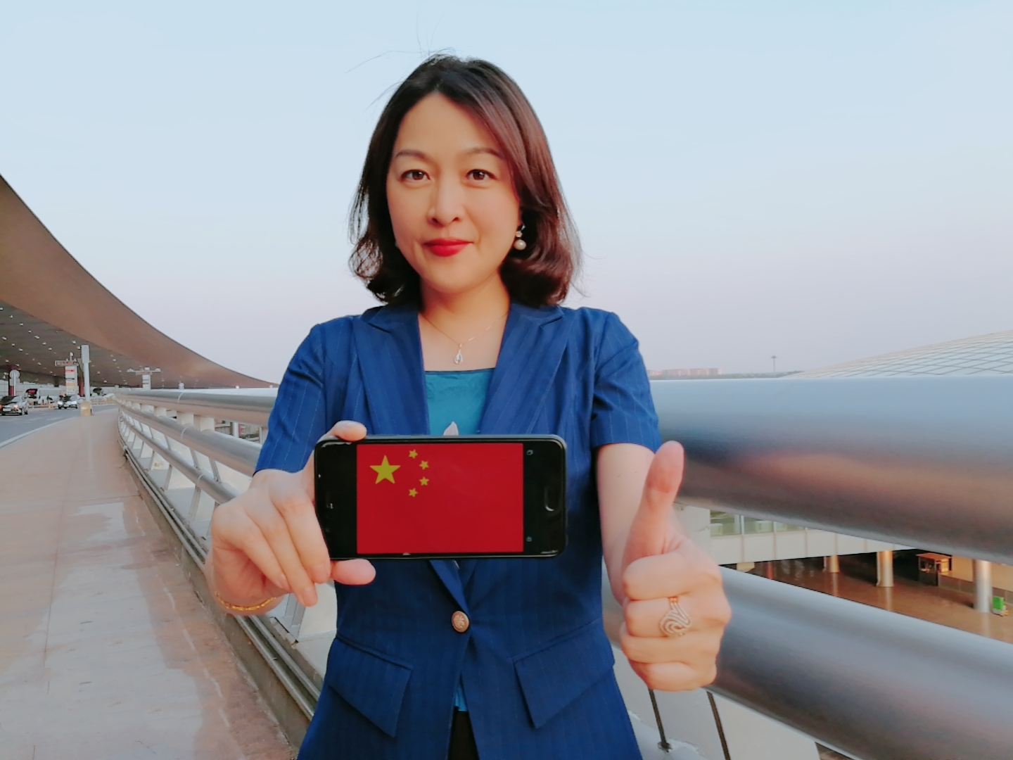 新中国成立七十周年系列活动之一：我和国旗同框