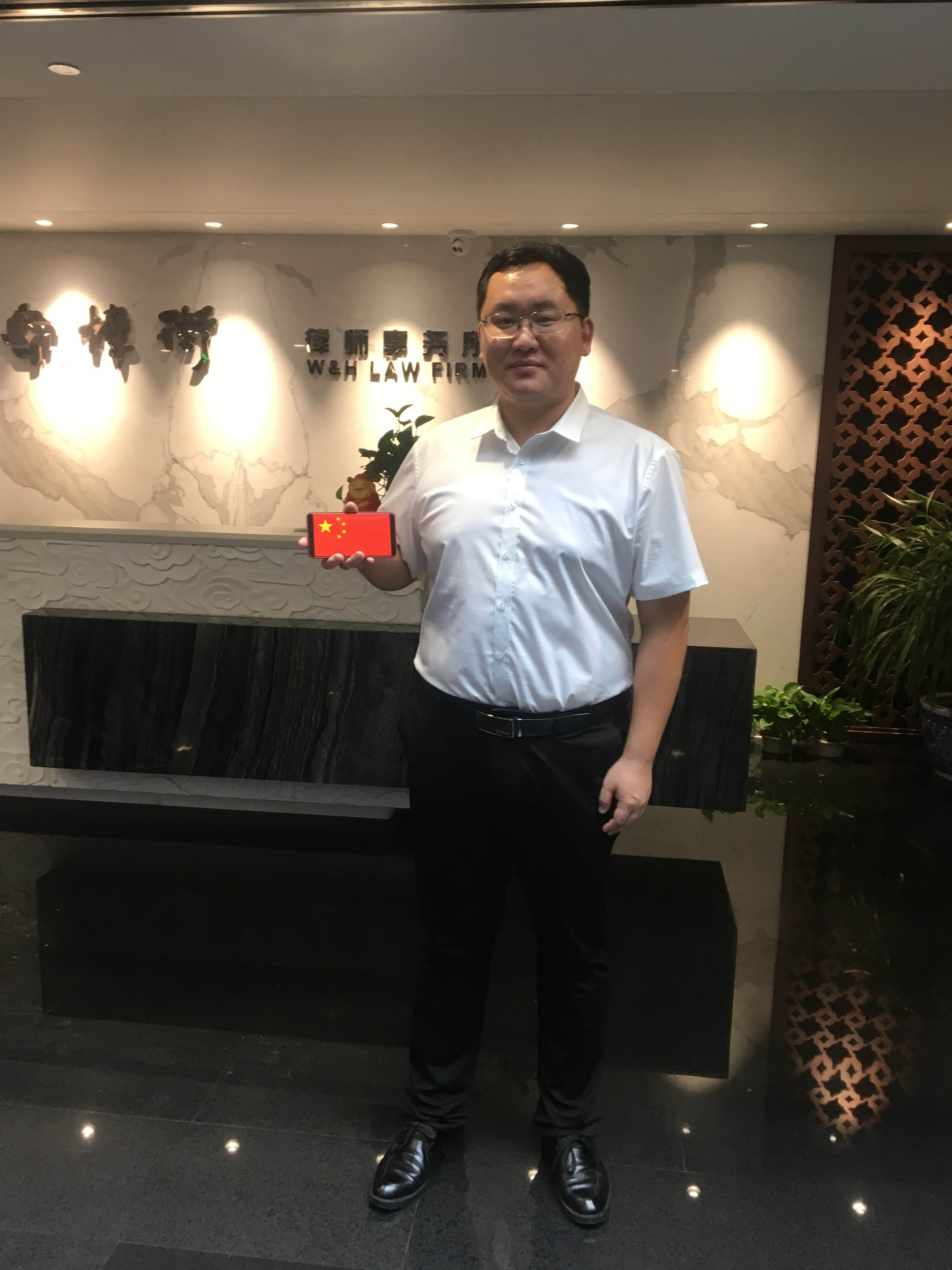 新中国成立七十周年系列活动之一：我和国旗同框