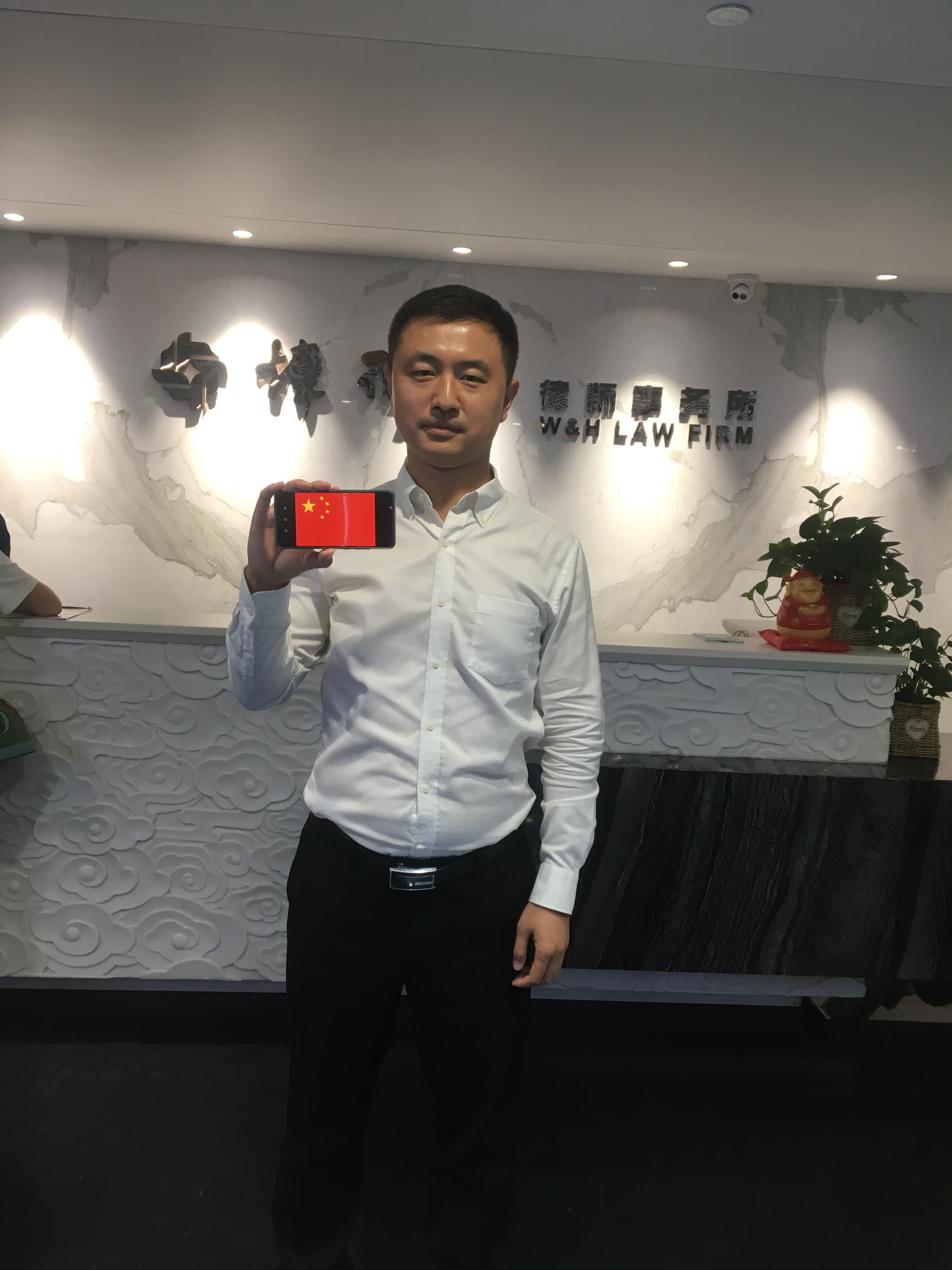 新中国成立七十周年系列活动之一：我和国旗同框