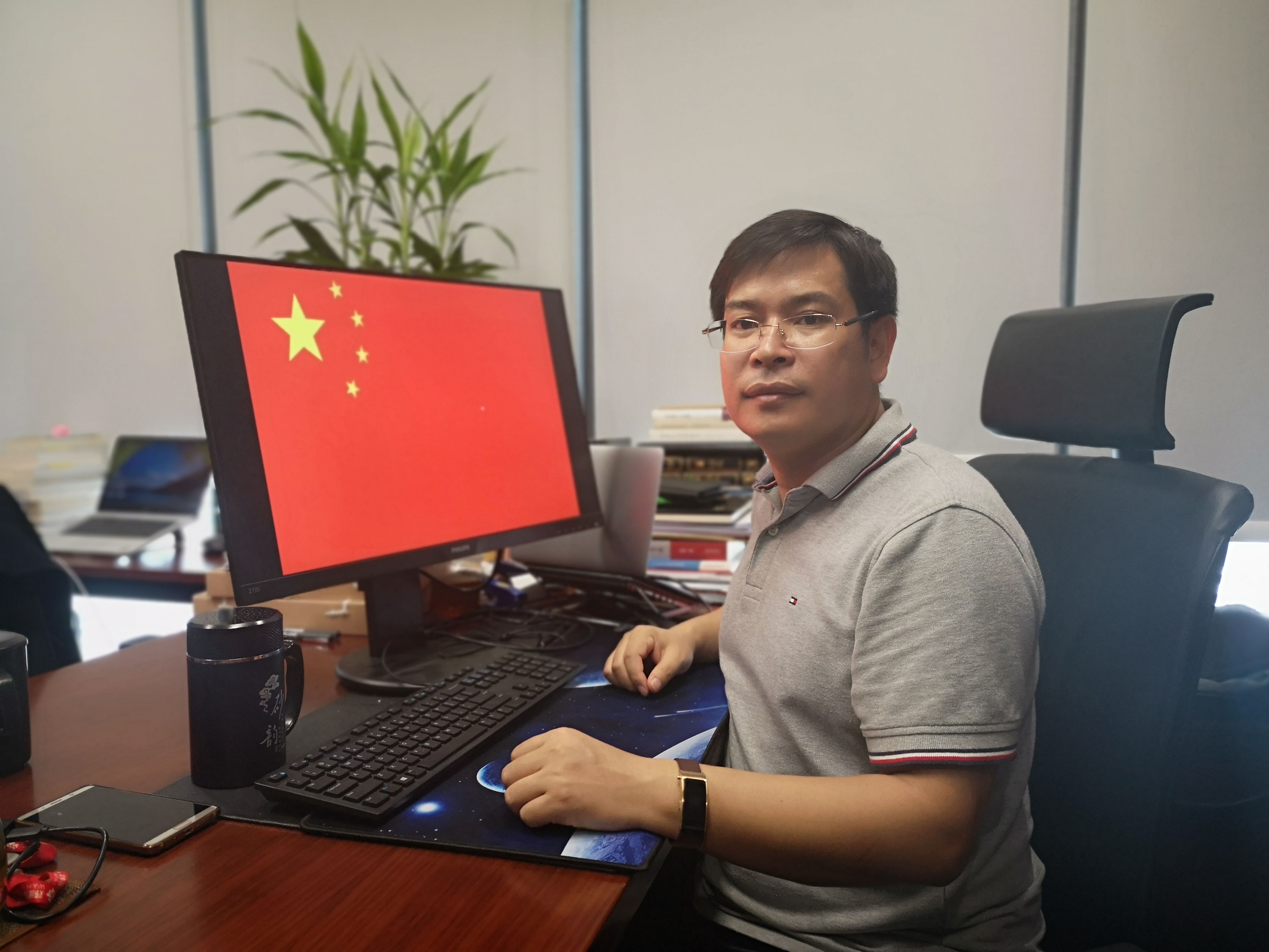 新中国成立七十周年系列活动之一：我和国旗同框