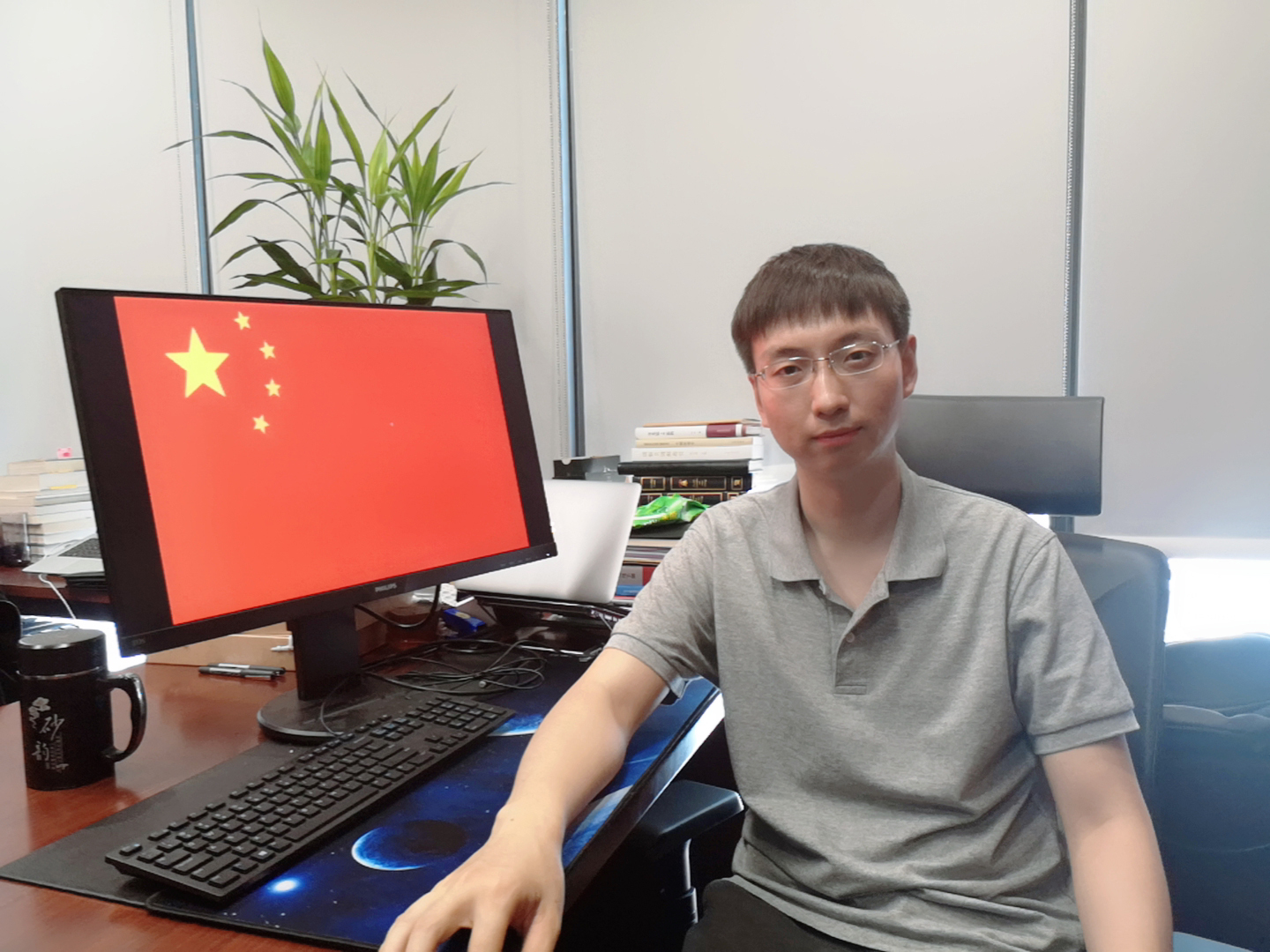 新中国成立七十周年系列活动之一：我和国旗同框