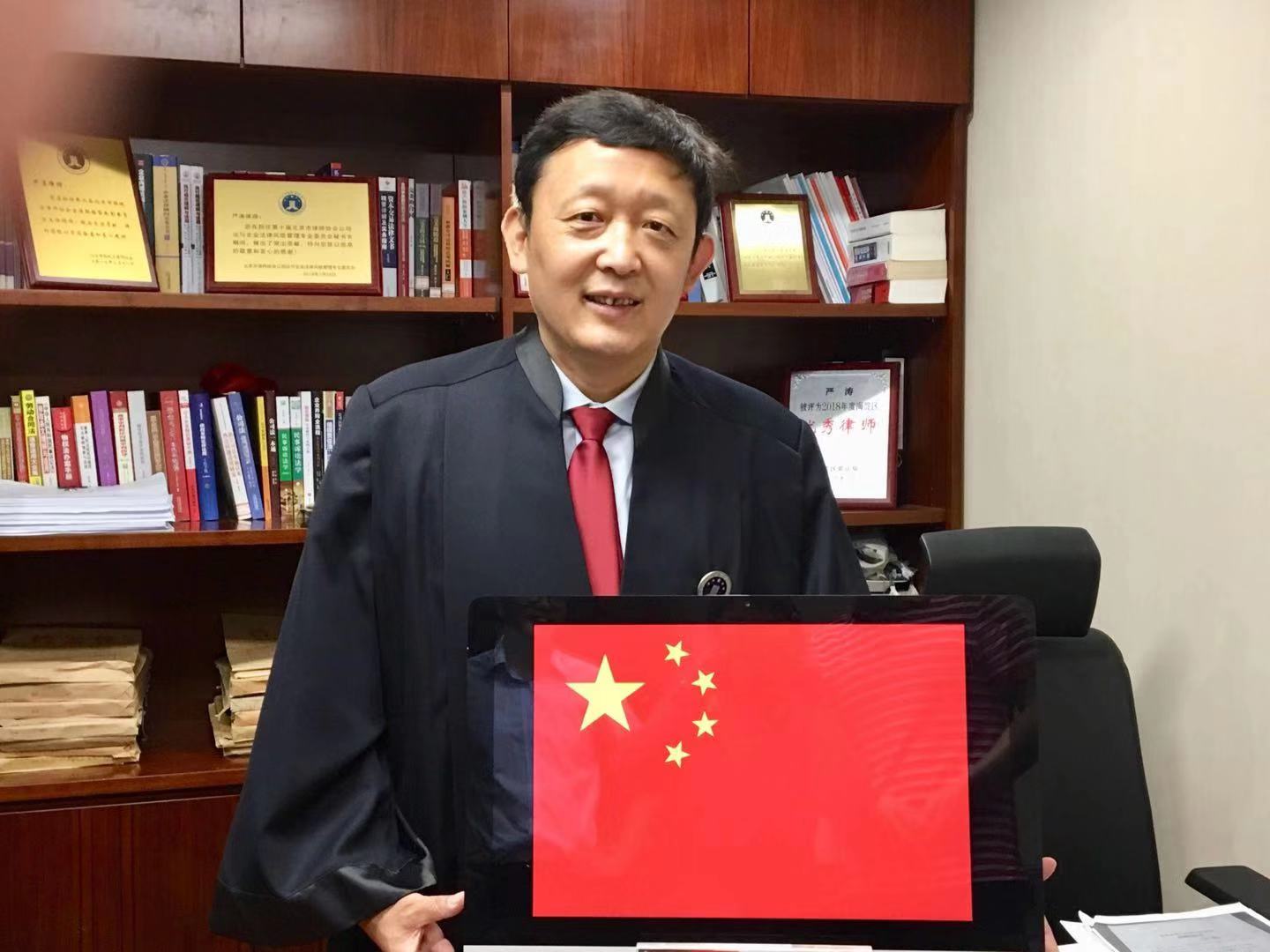 新中国成立七十周年系列活动之一：我和国旗同框