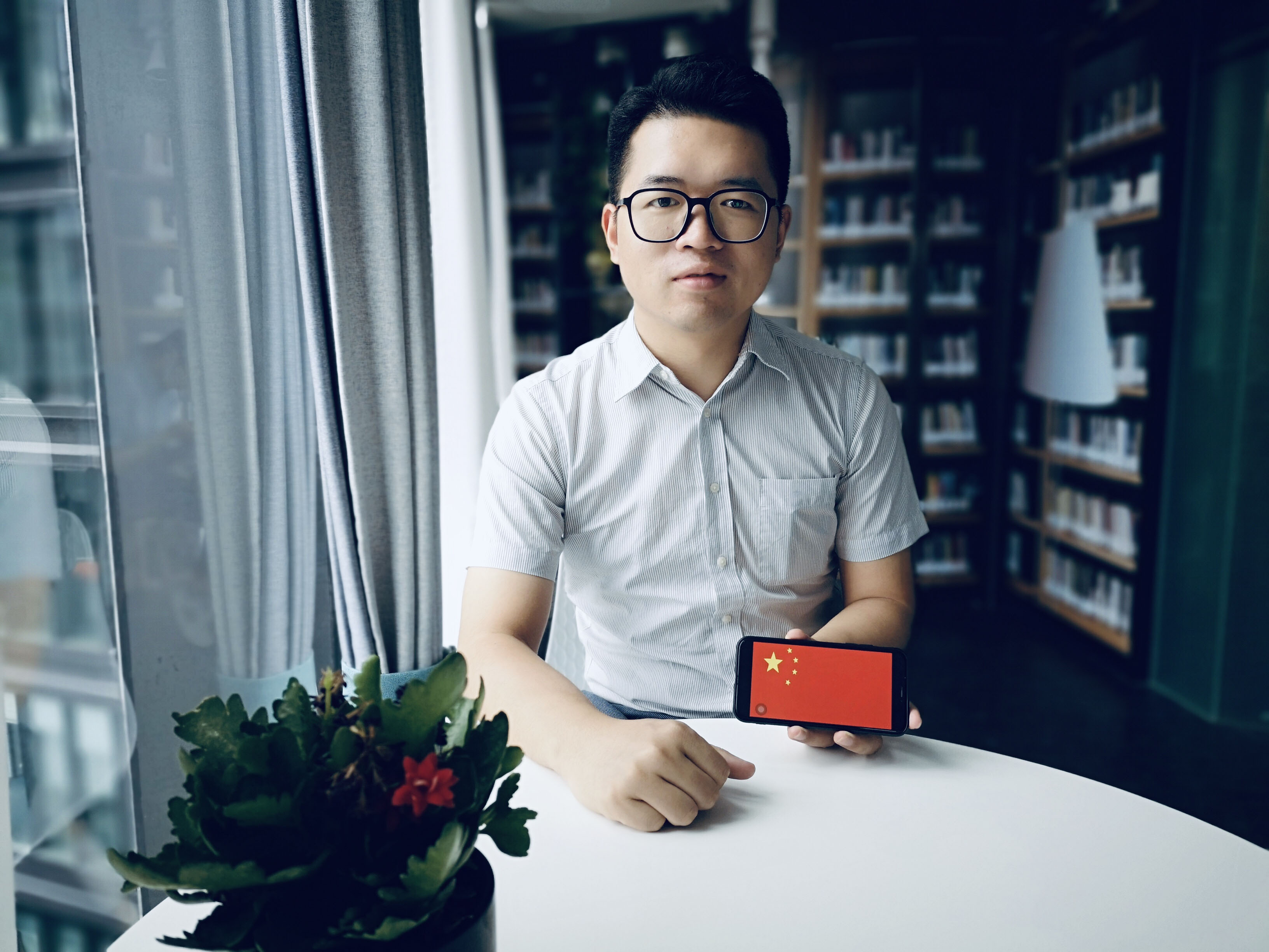 新中国成立七十周年系列活动之一：我和国旗同框