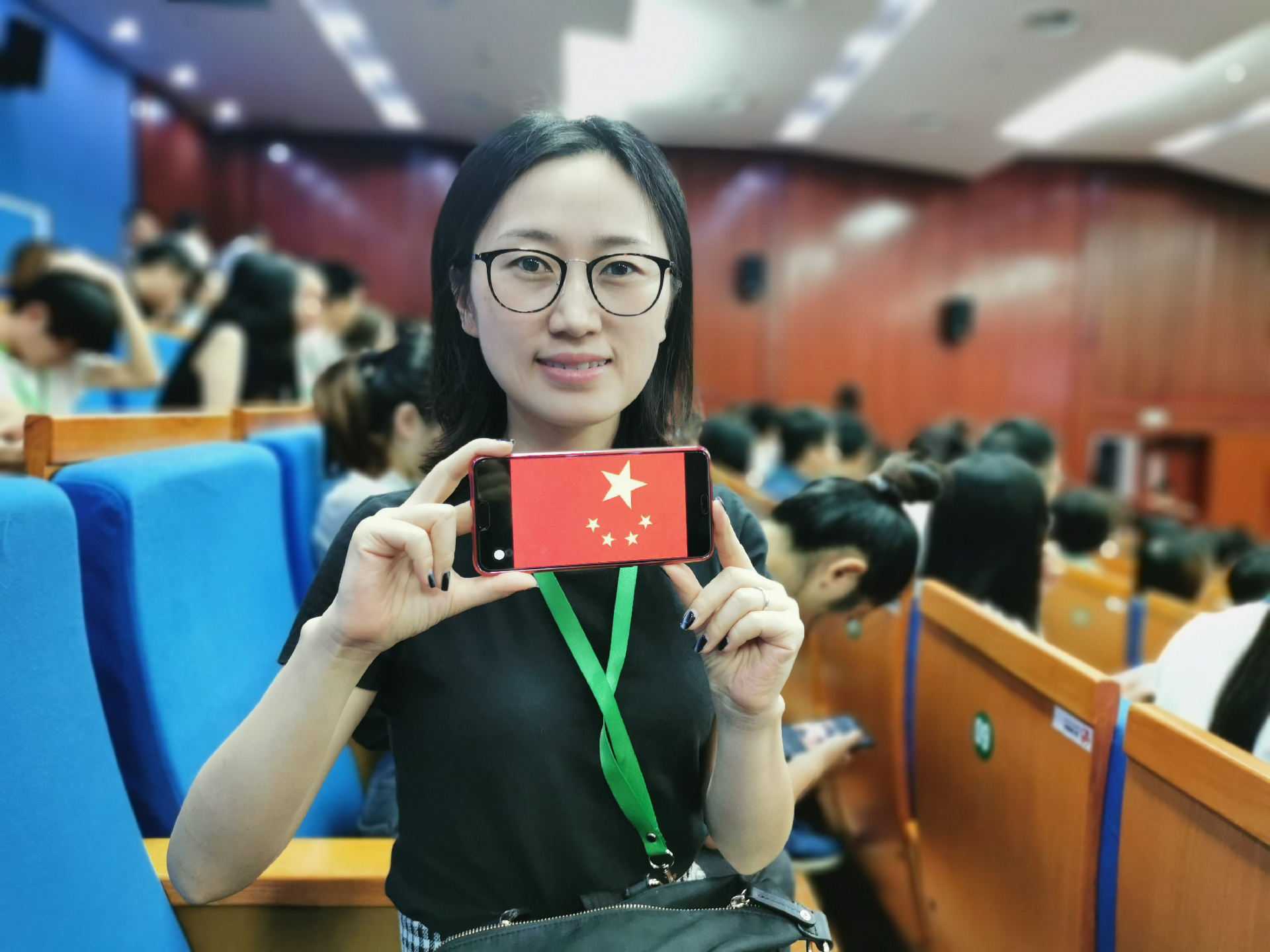 新中国成立七十周年系列活动之一：我和国旗同框