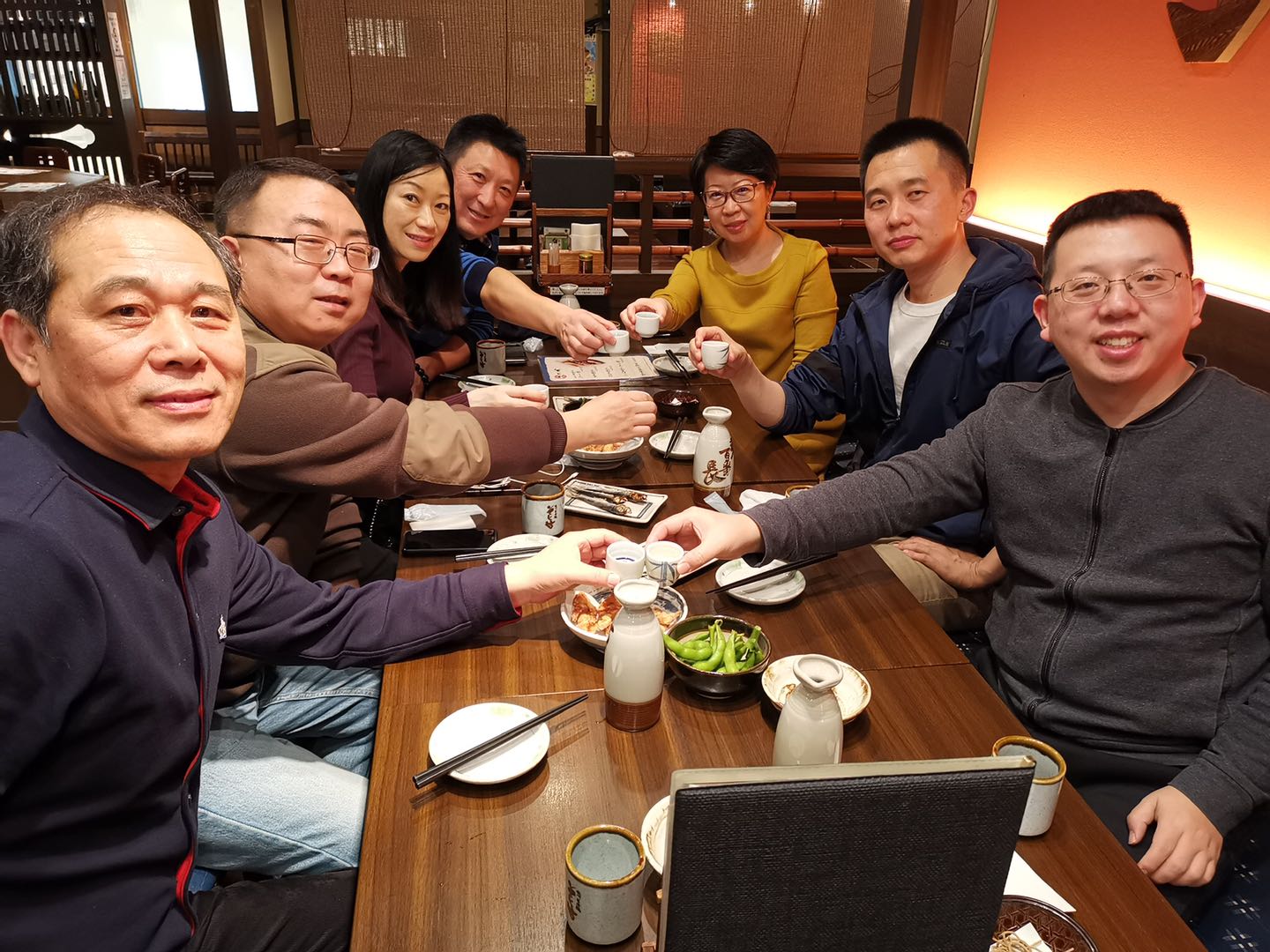 炜衡一壶酒，同饮慰风尘