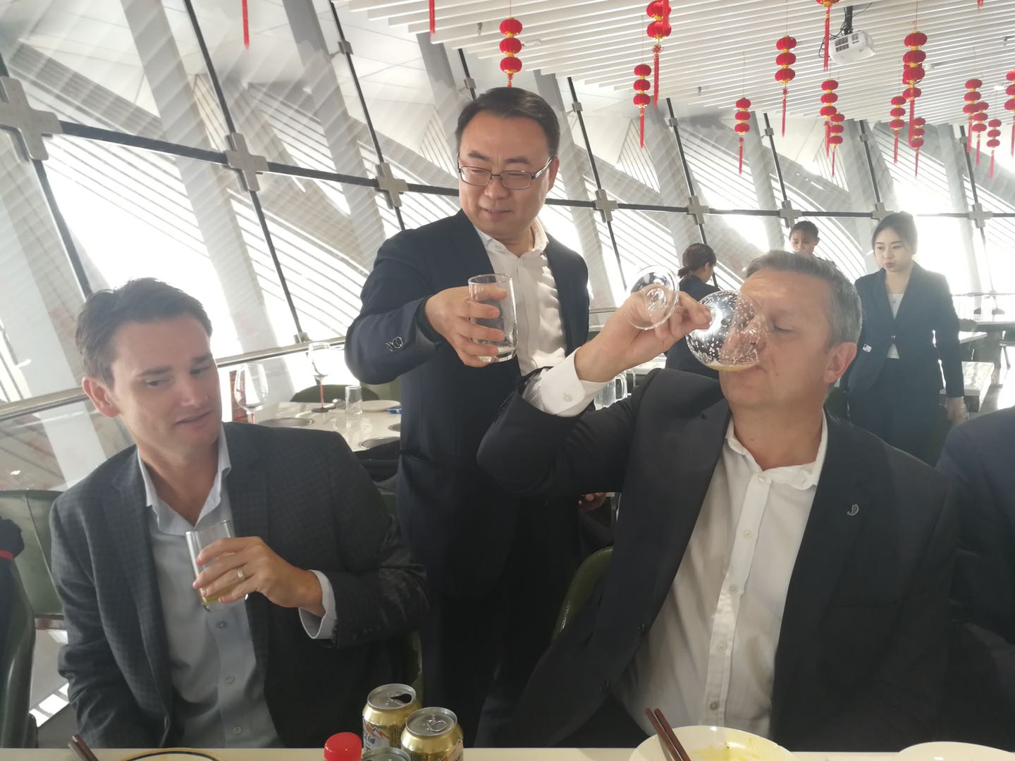 炜衡一壶酒，同饮慰风尘