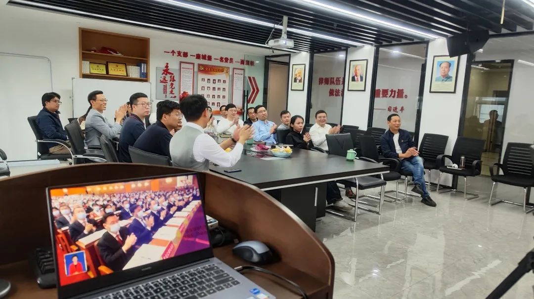 炜衡党委组织收听收看党的二十大开幕会盛况